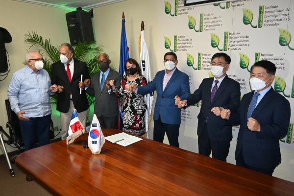 Idiaf y Kopia RD firman acuerdo colaboración tecnológica en batata y pimiento