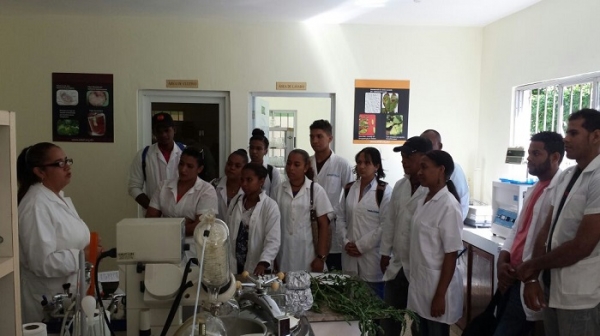 Estudiantes de agronomía de la UASD del noroeste visitan laboratorios estación Mata Larga