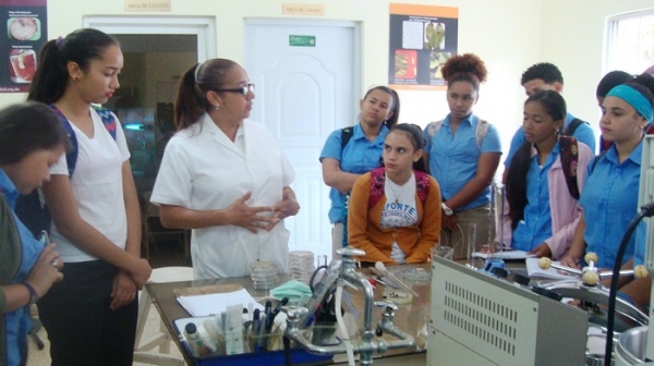 Estudiantes de educación media, visitan laboratorios de Estación Experimental Cacaotera Mata Larga